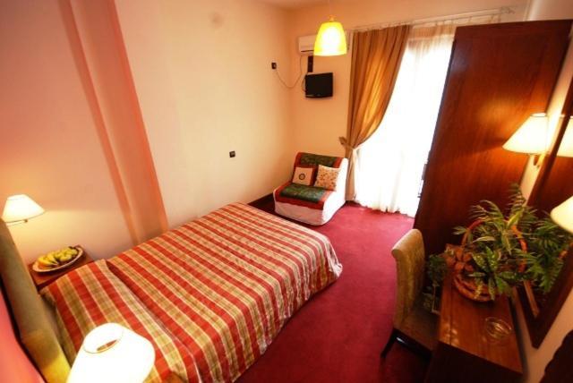 Hotel Elvetia Karpenisi Phòng bức ảnh